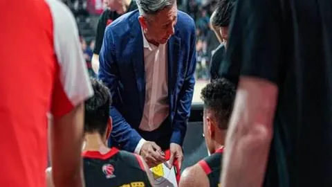 “女子险些轻生得救，消防员三个月后收获幸福婚姻”